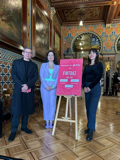 Fotografía de la ceremonia de firma del convenio de licencia de producción de Brandy