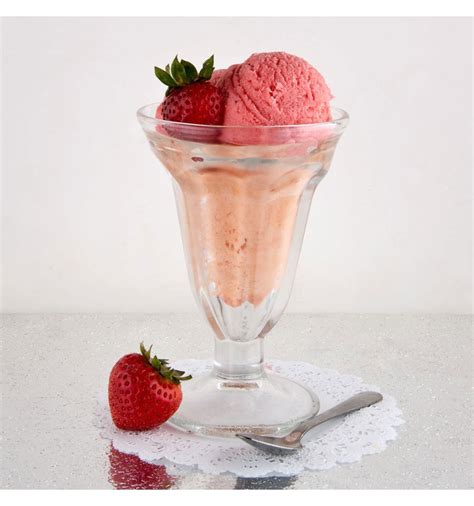 Una variedad de copas elegantes mostrando helado de piña, algunas con adornos festivos
