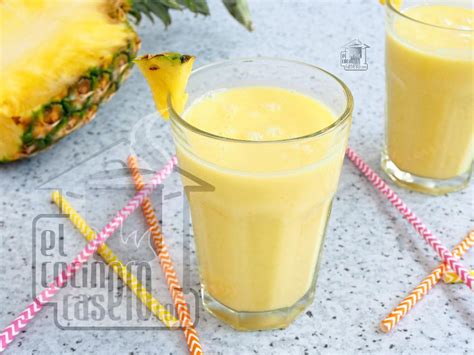 Proceso de batido de piña congelada con leche de coco en un procesador de alimentos