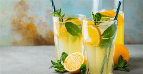 Ilustración de los ingredientes frescos para la naranjada: naranjas, agua con gas, azúcar moreno, hierbabuena y hielo.