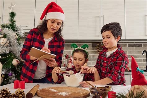 Niños riendo mientras mezclan ingredientes para galletas