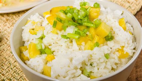 Plato de pollo hawaiano con arroz y piña, decorado con cilantro
