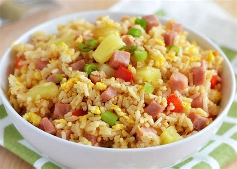 Plato de arroz hawaiano con trozos de piña, jamón y tocino