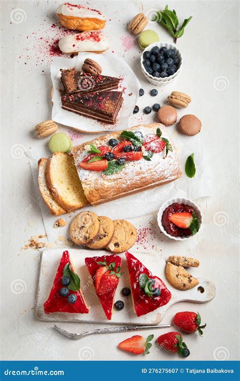 Mesa con varios pasteles y dulces de diferentes países