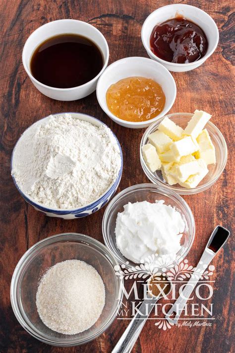 Esquema de ingredientes esenciales para repostería: harina, mantequilla, azúcar y elementos decorativos como glaseado y mermelada.