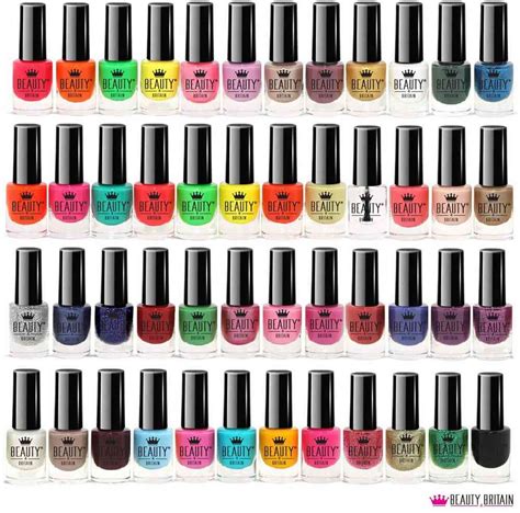 Foto de una colección variada de esmaltes de uñas de colores vibrantes