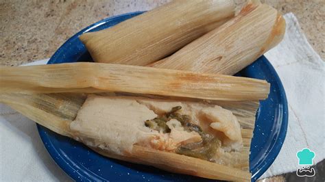 fotografía de tamales servidos en un plato, mostrando la textura de la masa y el relleno verde de acelgas