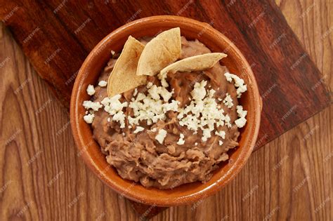 Comparativa visual de frijoles refritos tradicionales con manteca y versiones más ligeras con aceite de aguacate.