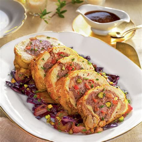 Plato de pollo relleno con carne de jaiba y espárragos