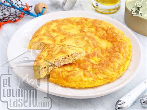 Foto de una tortilla de atún y zanahoria recién hecha en un plato