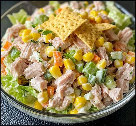 Ingredientes listos para la mezcla: atún drenado, zanahoria rallada, huevos batidos y aceitunas laminadas