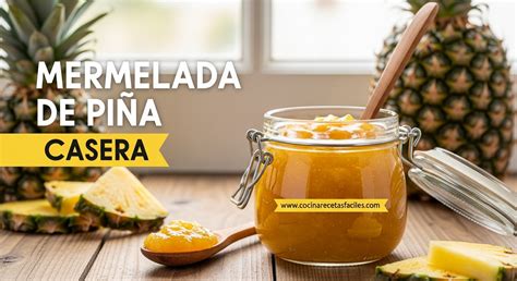Frascos de mermelada de piña recién hecha, etiquetados y listos para almacenar.