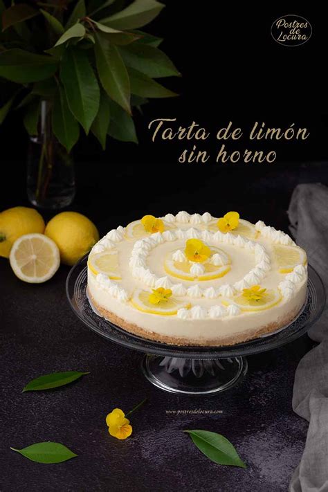 Una tarta de limón sin azúcar, con una textura cremosa y decorada con finas líneas de gelatina de limón.