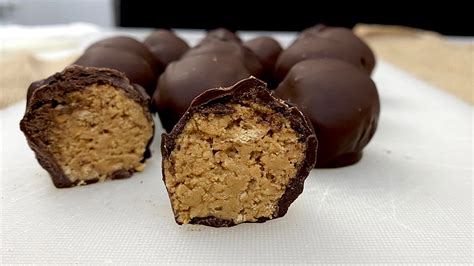 Bombas de mantequilla de cacahuete y chocolate sin azúcar, presentadas en cápsulas de magdalena.
