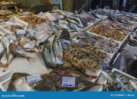 Fotografía de pescados frescos en mercado local