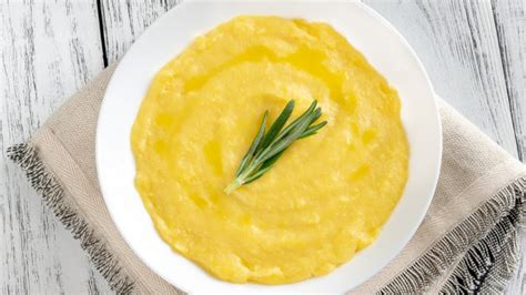 Plato de asado braseado con polenta cremosa y hierbas