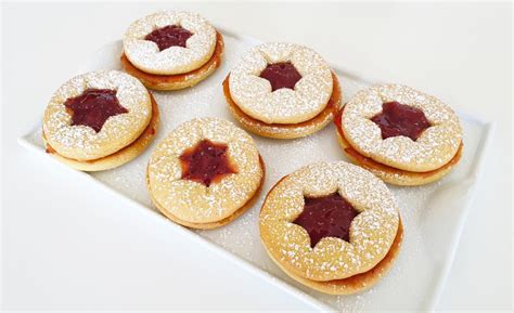 Galletas de mantequilla rellenas de mermelada de fresa y naranja