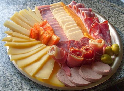 Foto de una porción de queso de cabeza (fiambre) en una tabla de embutidos
