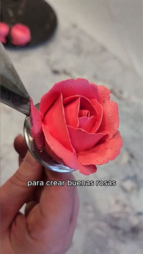 Ejemplo de diferentes acabados de rosas de buttercream con distinta cantidad de pétalos.