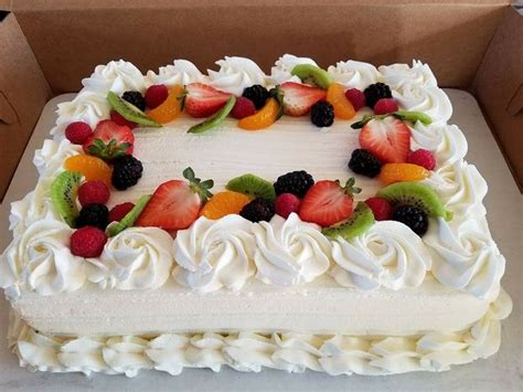 Ilustración de un chifón cake esponjoso y decorado con frutas.