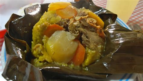 Fotografía detallada de un tamal tolimense abierto mostrando sus ingredientes internos