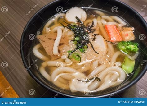 tazón de sopa de fideos udon con pollo y huevo
