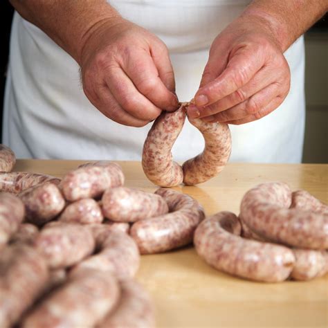 Esquema de preparación de embutidos caseros: picado de carne, mezcla, embutido en tripas
