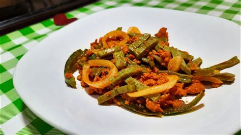 Plato de cazuela de nopales con longaniza, acompañado de tortillas