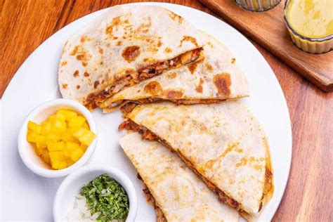Primer plano de gringas de queso y longaniza recién hechas