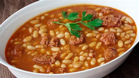 Plato hondo de alubias con longaniza humeantes