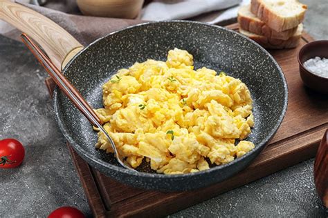 Longaniza desmenuzada revuelta con huevos en una sartén