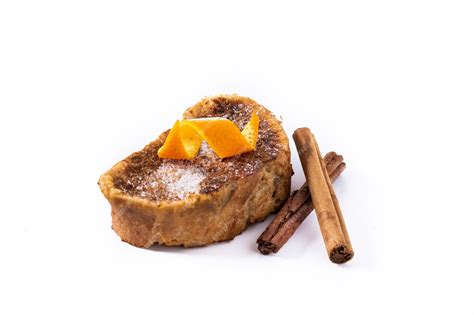 Imagen de torrijas doradas al horno, decoradas con canela