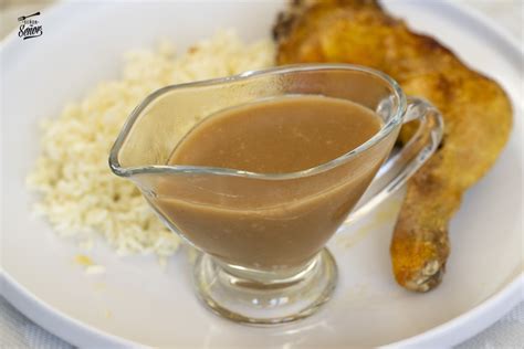 Ilustración de ingredientes para pollo con salsa de soja: pechuga de pollo, salsa de soja, verduras variadas, ajo, jengibre.