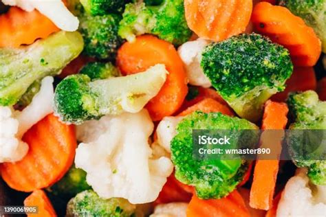 Primer plano de verduras cortadas y listas para cocinar: brócoli, zanahoria en bastones, cebolleta, pimientos.