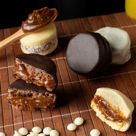 Fotografía de stock de diversos tipos de alfajores artesanales dispuestos de forma estética en una mesa de madera