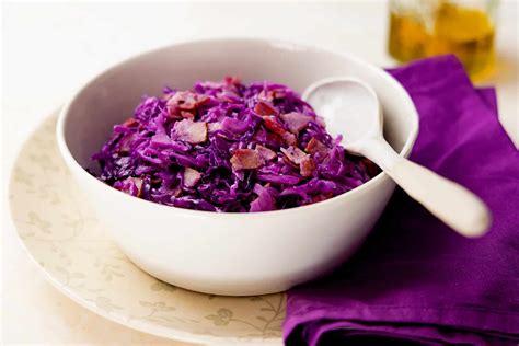 Ilustración de un plato de repollo morado salteado con un acabado dorado y apetitoso.