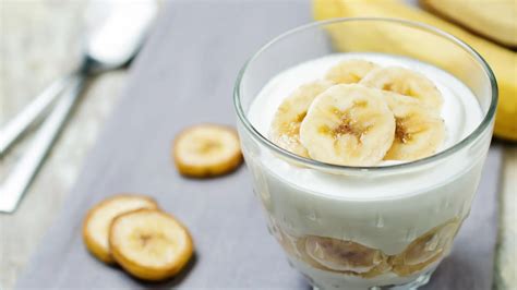 Smoothie de plátano y yogur cremoso en un vaso