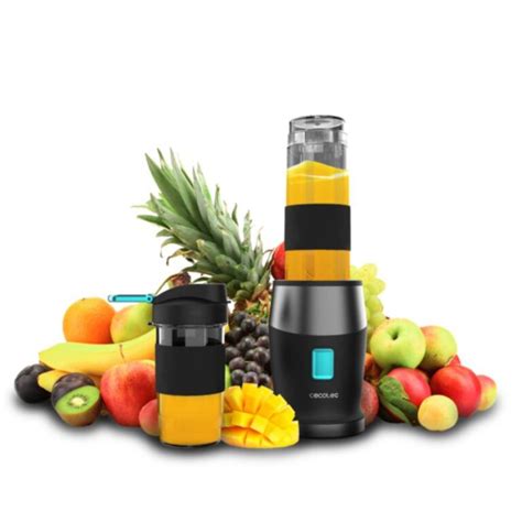 Accesorios de cocina para preparar smoothies: batidora, vasos, utensilios