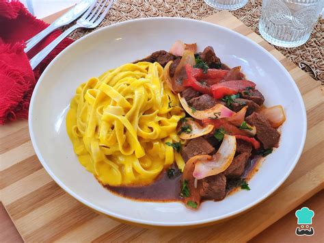 imagen de los fettuccini a la huancaína con los corazones de pollo
