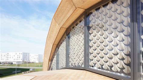 Diseño arquitectónico inspirado en la apertura y cierre de las escamas de piñas