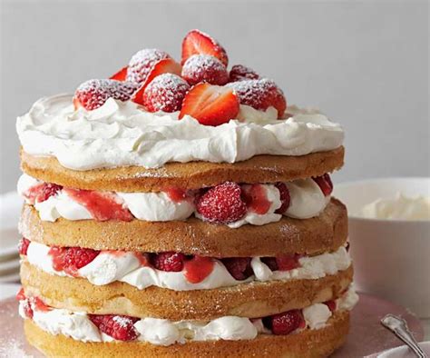 Esquema de una torta en capas mostrando bizcocho, relleno y cobertura