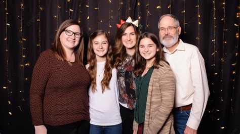 Familia posando frente a un evento decorado