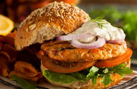 Foto de hamburguesa de salmón casera con acompañamiento de verduras frescas