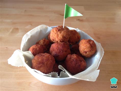 Masa de croquetas de carne estofada enfriándose en bandeja