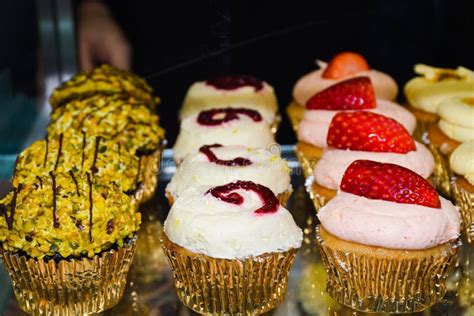 Cupcakes variados y coloridos en exposición