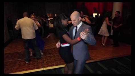 Foto de Jorge Burgos (Ataca) sonriendo y bailando solo.