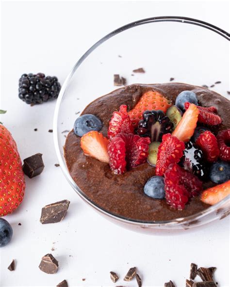 Tazón de natillas de chocolate veganas con frutos rojos y menta