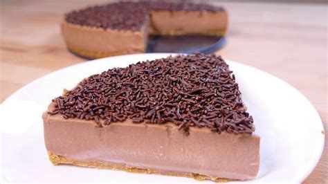 Decoración de tarta de chocolate sin horno con fideos de colores