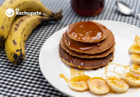 Torre de panqueques de avena y plátano con acompañamientos