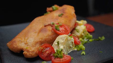 Plato de reineta frita dorada con limón